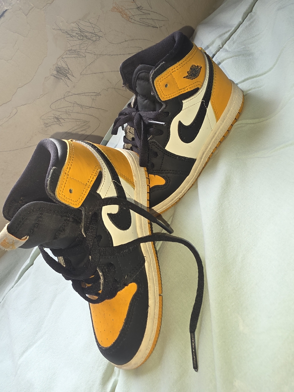 Nike Kids' Air Jordan 1 Mid Yellow Black White Basketball Shoes Size 9c